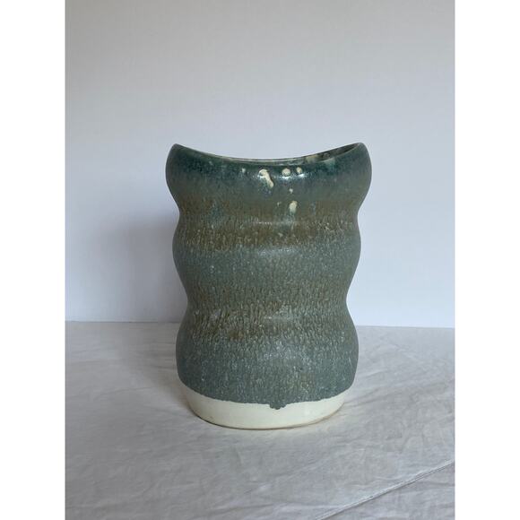 Handcrafted sage green matte glazed ceramic vase art pottery 6 in 16cm high - Picture 6 of 7